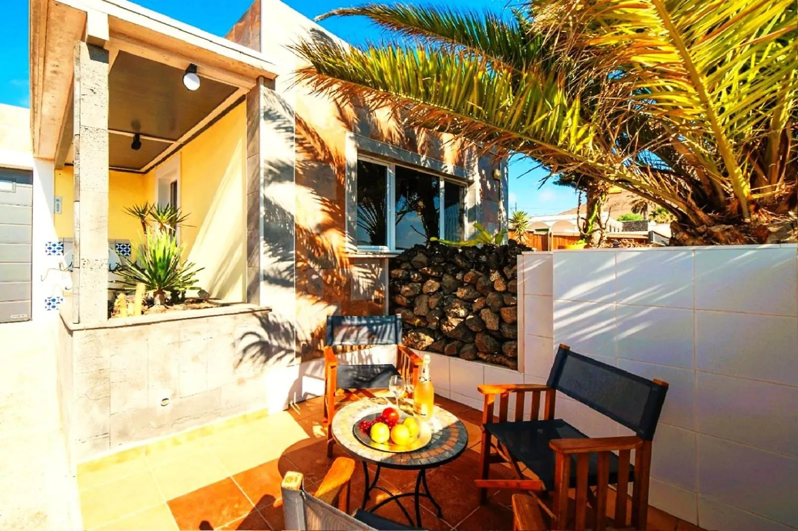 Apartment Madora - Sea View - Amazing Garden - Quiet Location - Bodegas & Hiking Trails Nearby La Asomada