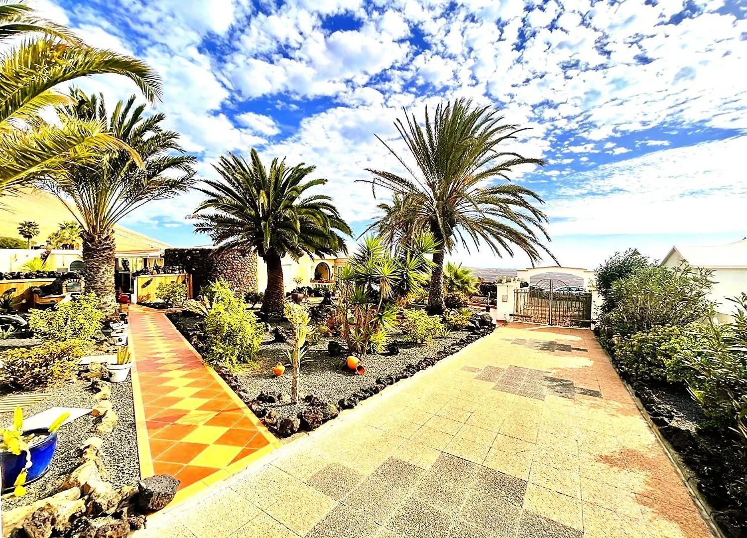 Apartment Madora - Sea View - Amazing Garden - Quiet Location - Bodegas & Hiking Trails Nearby La Asomada
