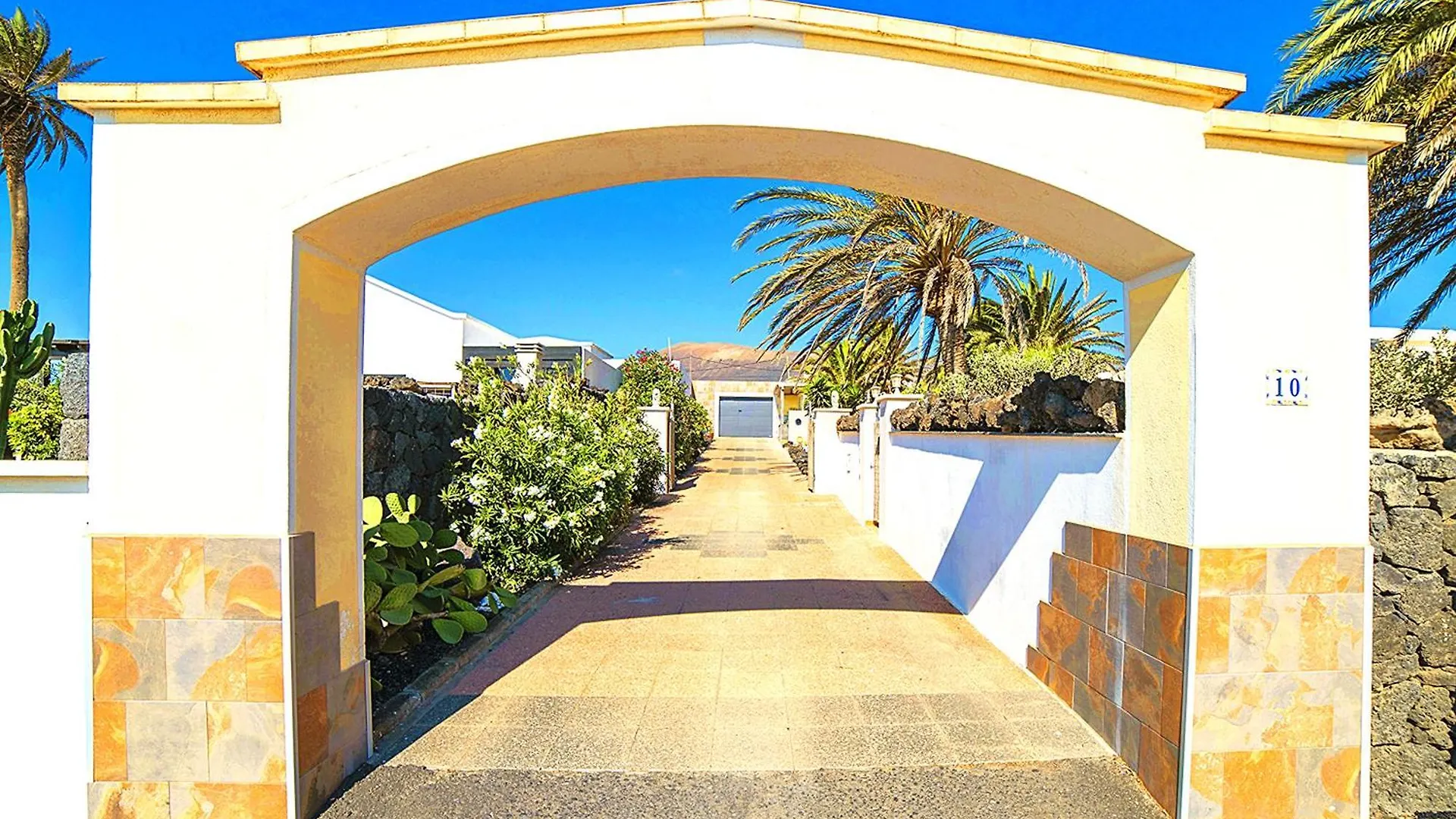 Apartment Madora - Sea View - Amazing Garden - Quiet Location - Bodegas & Hiking Trails Nearby La Asomada  Spain